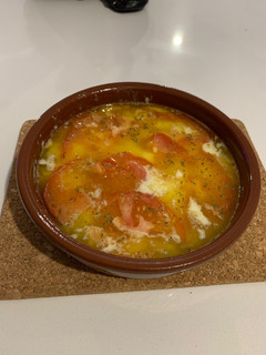 Una foto de Provolone con tomate y aceite en microondas