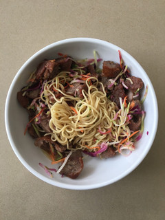 Una foto de Noodles con salchichas y verduras