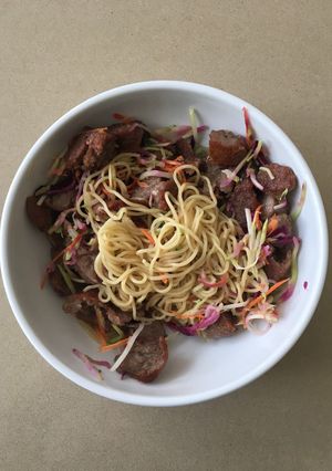Foto principal de Noodles con salchichas y verduras