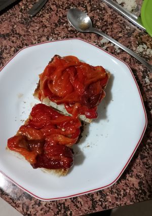 Una foto de Tosta de pimientos asados