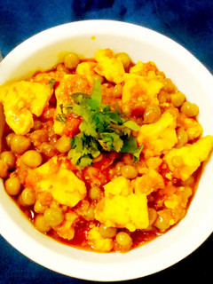 A picture of Matar Paneer.