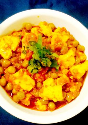 A picture of Matar Paneer.
