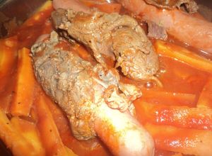 Una foto de Salchichas rancheras enrolladas con bistec en salsa de jitomate asado y zanahorias las Correa