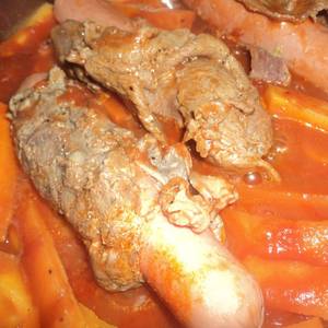 Salchichas rancheras enrolladas con bistec en salsa de jitomate asado y zanahorias las Correa