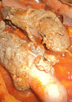 Una foto de Salchichas rancheras enrolladas con bistec en salsa de jitomate asado y zanahorias las Correa