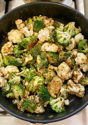 A picture of Ленивая тушёная брокколи + цветная капуста.