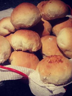 Una foto de Pan relleno con mozzarella y albahaca