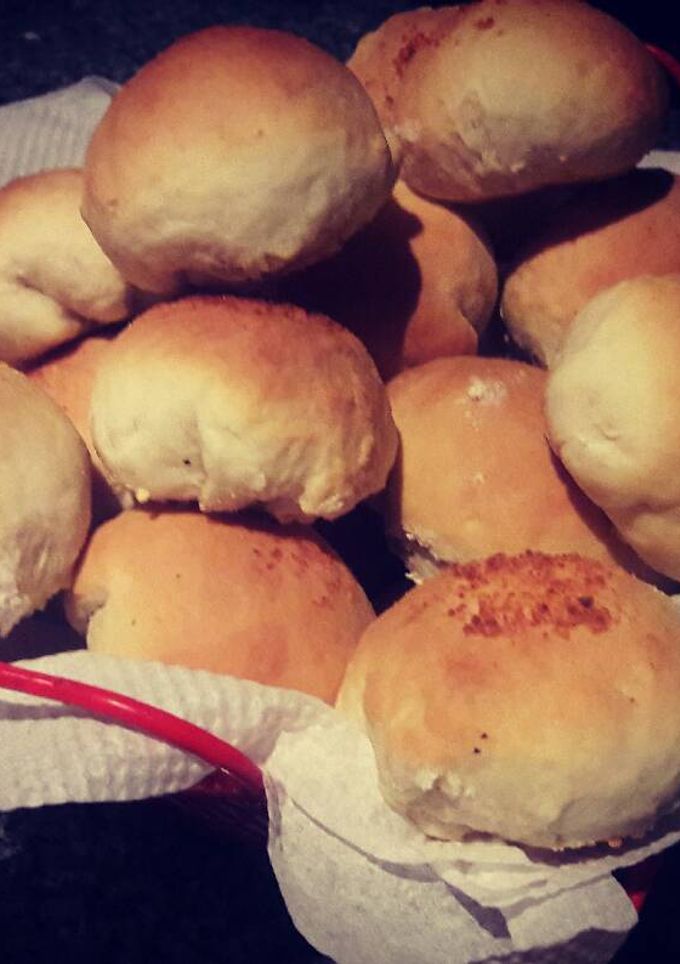Una foto de Pan relleno con mozzarella y albahaca