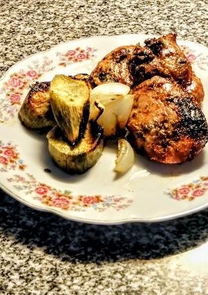 Una foto de Bondiola de cerdo 🐷con salvia, mostaza, cebolla y camote