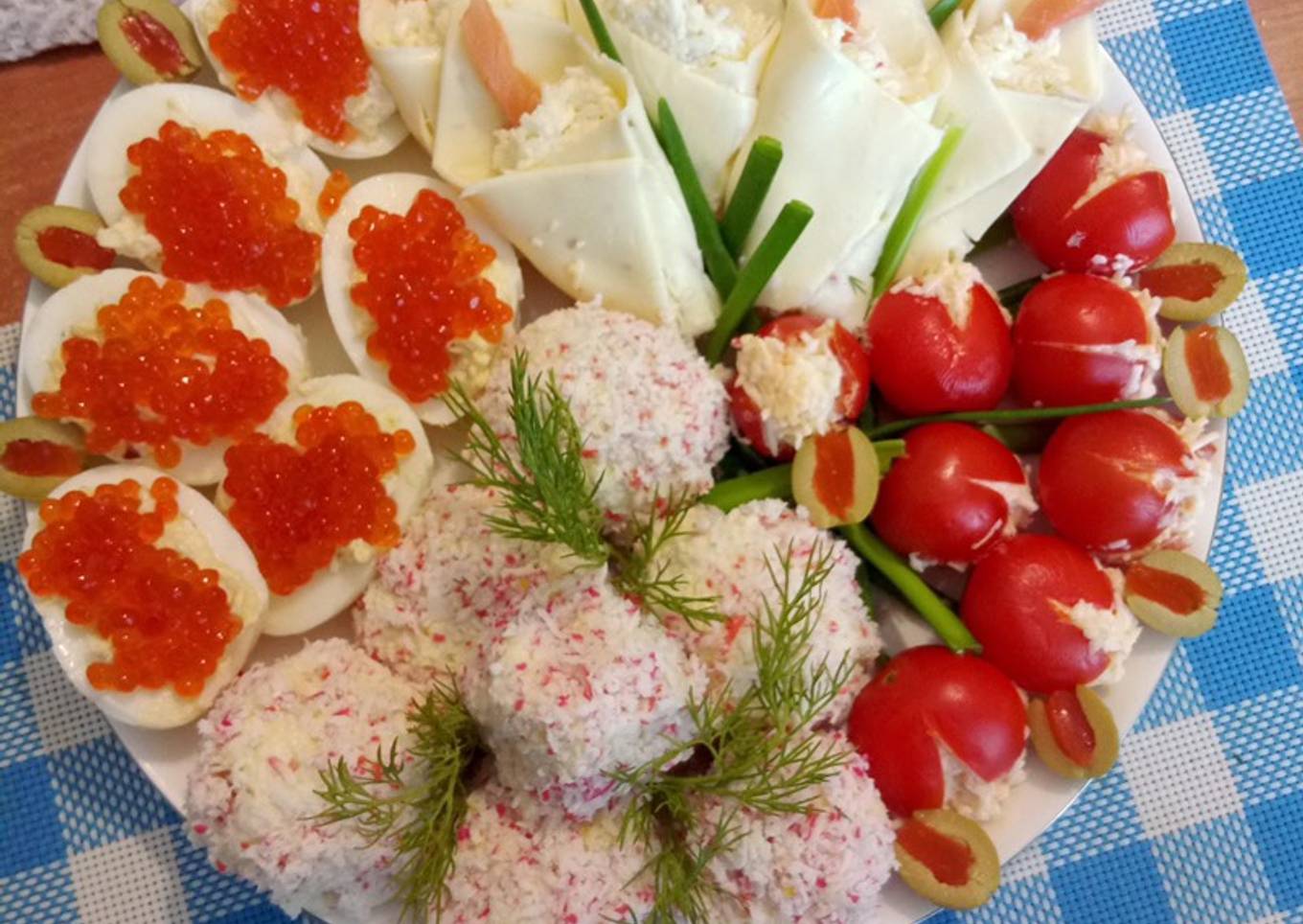 Salade composée aux fleurs de lilas et tulipes au caviar rouge