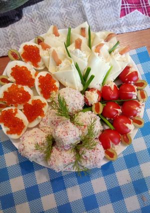 Une photo de Salade composée aux fleurs de lilas et tulipes au caviar rouge