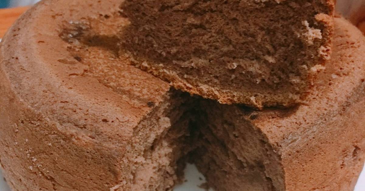 Có thể thay thế bột cacao bằng gì khi làm bánh bông lan socola bằng nồi cơm điện?