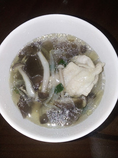 電鍋洋蔥鴻禧菇木耳雞湯 的食譜成品照片