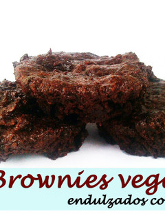 Una foto de Brownies veganos {endulzados con dátiles}