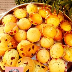 A picture of 30 pieces Vanilla cup cakes.