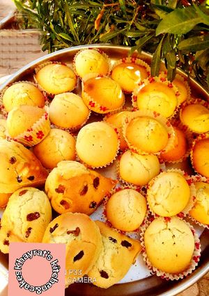 A picture of 30 pieces Vanilla cup cakes.