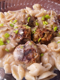 Una foto de Pasta🍝 de conchitas con albóndigas de arvejas😋😊🤔