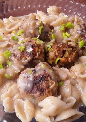 Una foto de Pasta🍝 de conchitas con albóndigas de arvejas😋😊🤔
