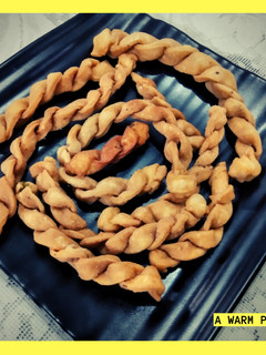 A picture of Braided flaky biscuits/ mathri.