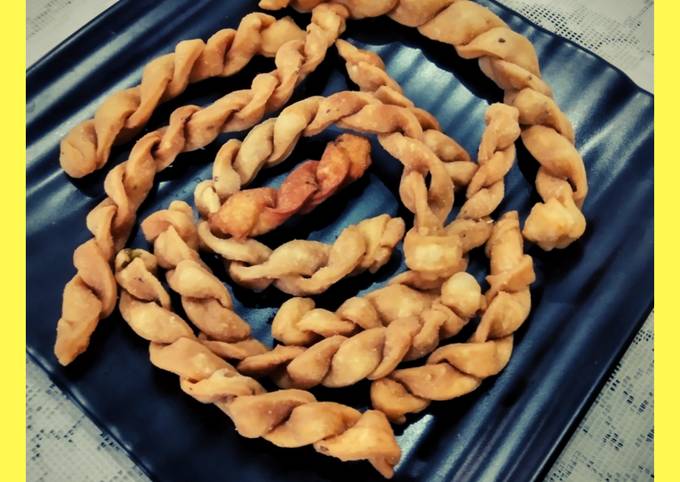 Braided flaky biscuits/ mathri