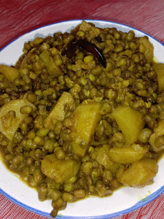 आलू मूंग की सब्जी(aloo moong ki sabzi recipe in hindi) रेसिपी मुख्य फोटो