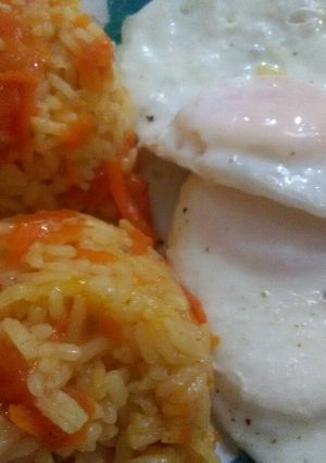 Una foto de Arroz con tomate y zanahoria