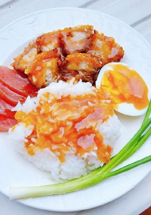 รูปของ ข้าวหมูกรอบ จำเป็น ด้วยหม้ออบลมร้อน และวัตถุดิบที่หาได้ในครัว