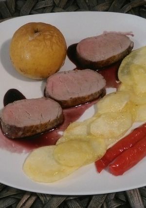 Una foto de Solomillo de cerdo con mostaza Dijon y salsa de vino aromatizado