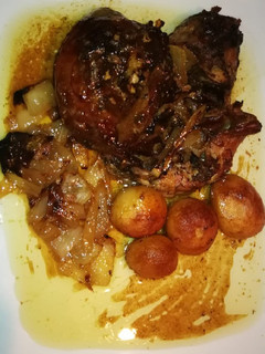 Una foto de Cabrito asado con patatas