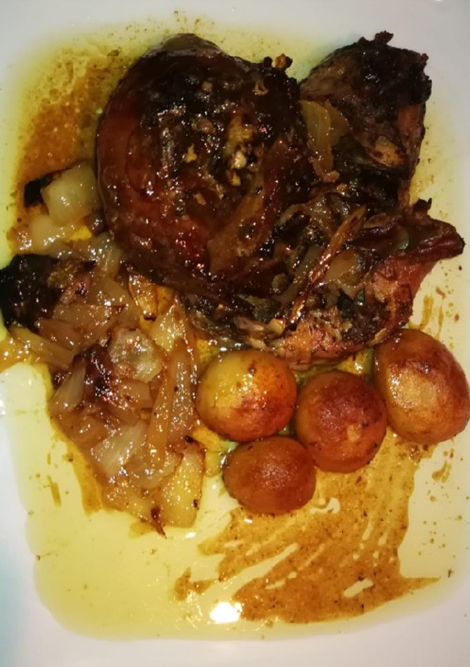 Una foto de Cabrito asado con patatas