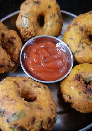 वरण भाताचे मेदूवडे (Varan Bhatache Meduvade Recipe In Marathi) रेसिपी चे मुख्य फोटो 