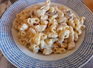 Una foto de Pasta cremosa con champiñones y ajo