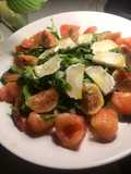 Cena sana: ensalada con higos, queso de cabra, rúcula, tomate y Vidalim