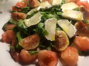 Una foto de ensalada con higos y tomate