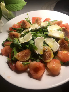 Una foto de Cena sana: ensalada con higos, queso de cabra, rúcula, tomate y Vidalim