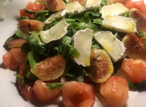 Una foto de Cena sana: ensalada con higos, queso de cabra, rúcula, tomate y Vidalim