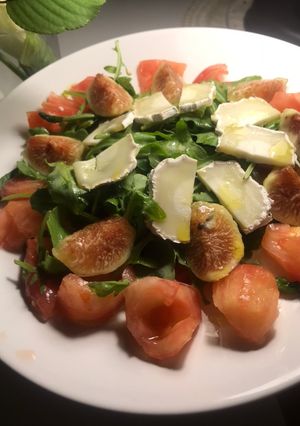 Una foto de Cena sana: ensalada con higos, queso de cabra, rúcula, tomate y Vidalim