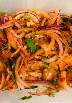 A picture of Spicy onion salad.