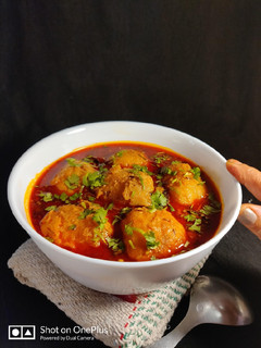 कश्मीरी दम आलू (kashmiri dum aloo recipe in Hindi) रेसिपी मुख्य फोटो