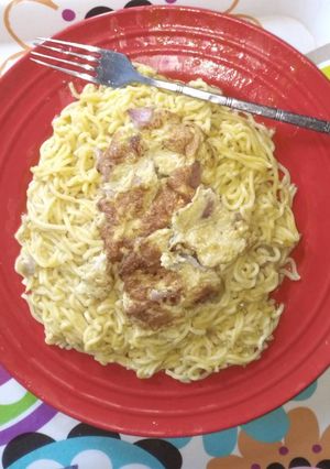 A picture of Indomine with fried egg.