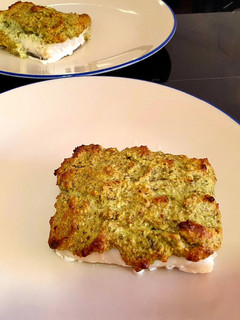 Una foto de Bacalao con costra de ricotta, avellanas y albahaca con lima