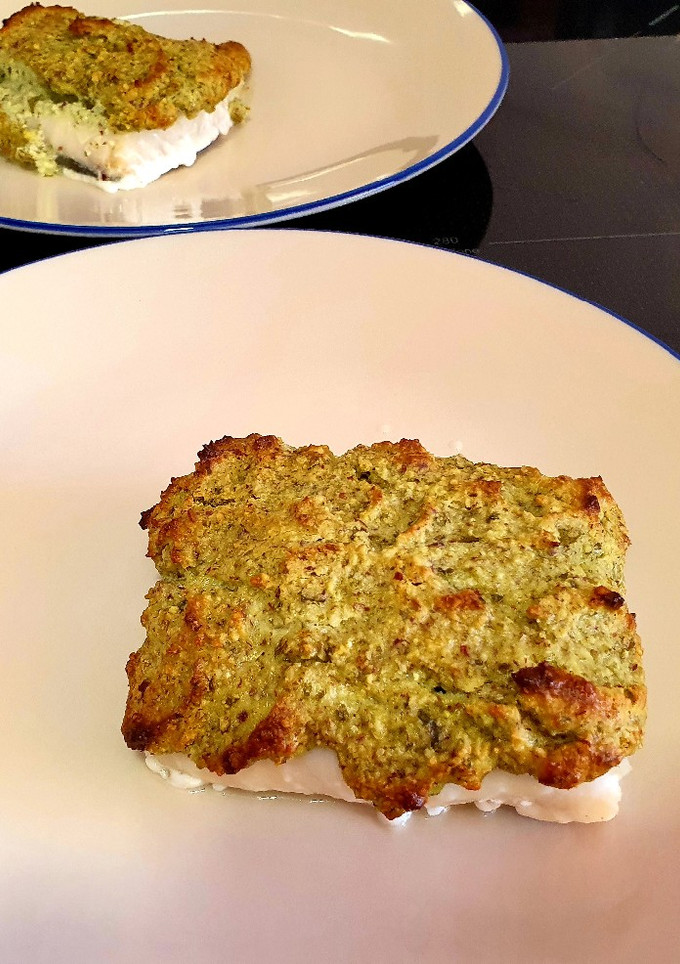 Una foto de Bacalao con costra de ricotta, avellanas y albahaca con lima