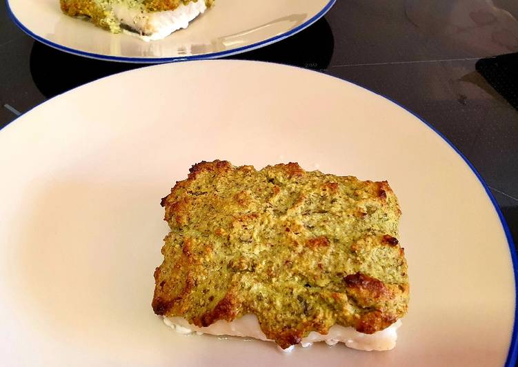 Bacalao con costra de ricotta, avellanas y albahaca con lima