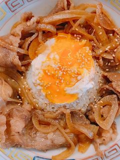 Hình của món Cơm bò Gyudon.