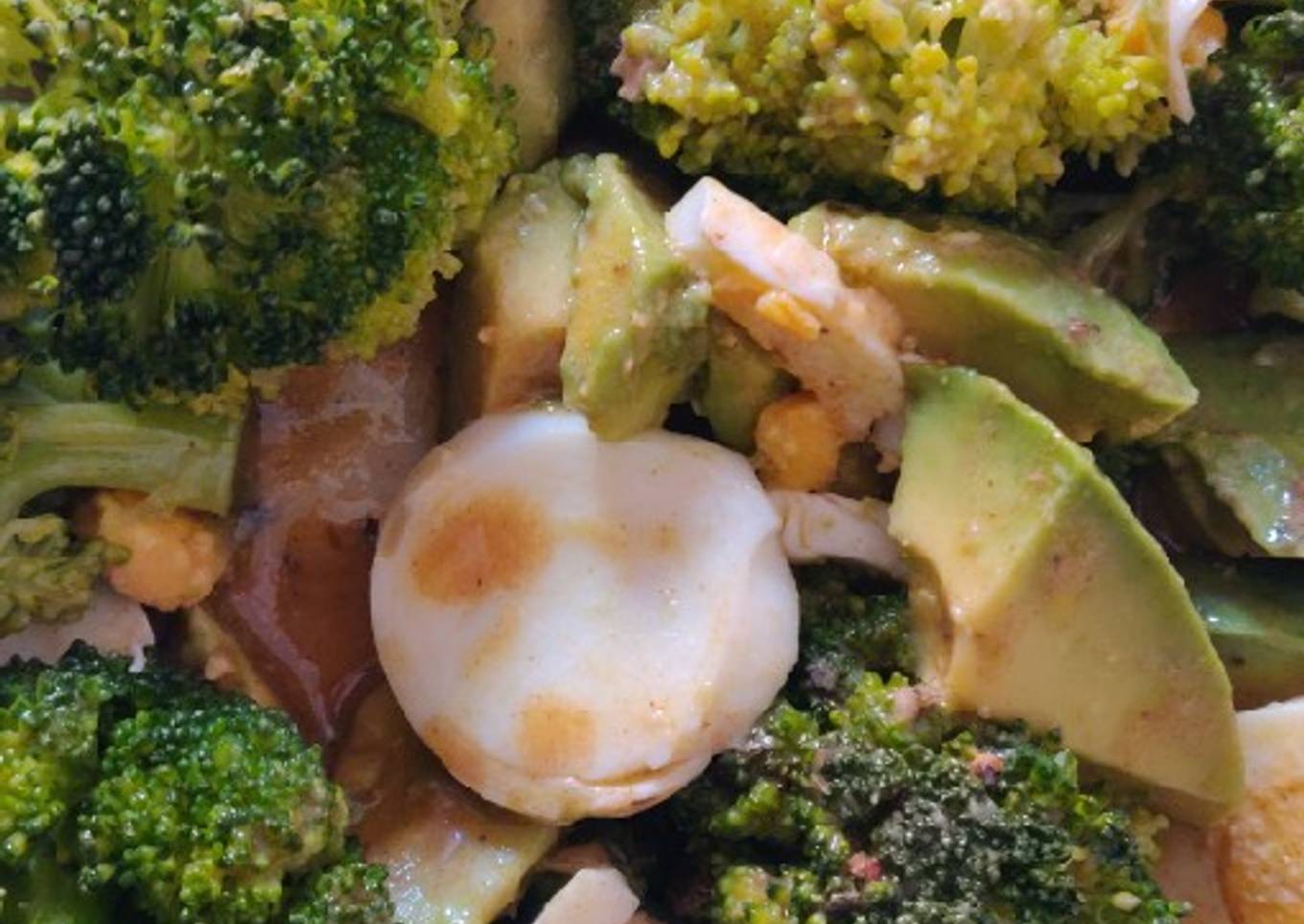 Ensalada de brócoli, huevo cocido y aguacate
