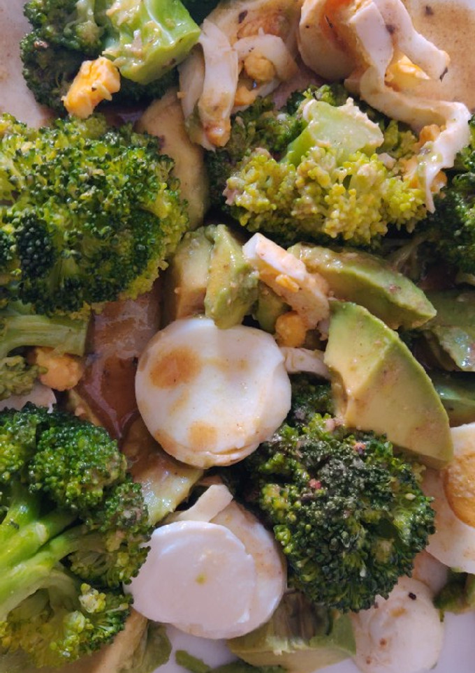 Una foto de Ensalada de brócoli, huevo cocido y aguacate