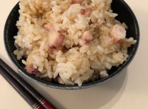 Una foto de Arroz con pulpo Japonés TAQUO-MESI🇺🇾🇯🇵たこ飯