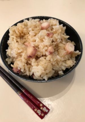Una foto de Arroz con pulpo Japonés TAQUO-MESI🇺🇾🇯🇵たこ飯