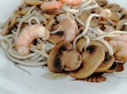 Una foto de gulas con champiñones