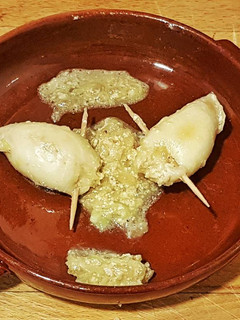 Una foto de Chipirones rellenos con salsa de puerros y cebolla